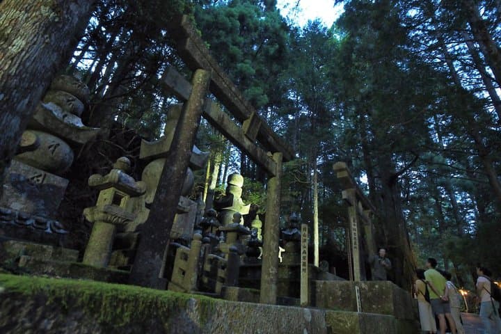 Koyasan Okunoin Night Tour Sacred Pilgrimage Experience — photo 3