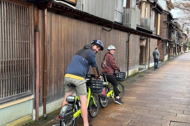 Kanazawa Highlights Cycling Tour: Garden, Castle & GeishaDistrict — photo 3