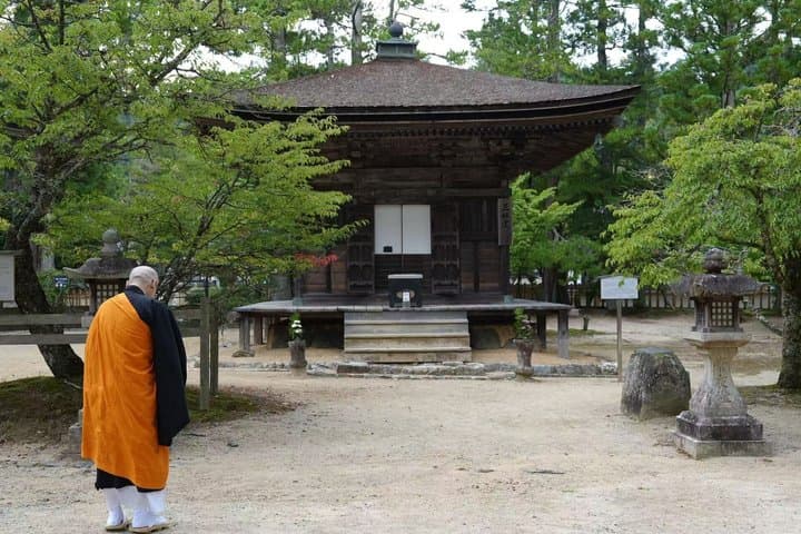 Koyasan Spiritual Day Trip: Goma Fire Ritual & Okunoin Forest — photo 10