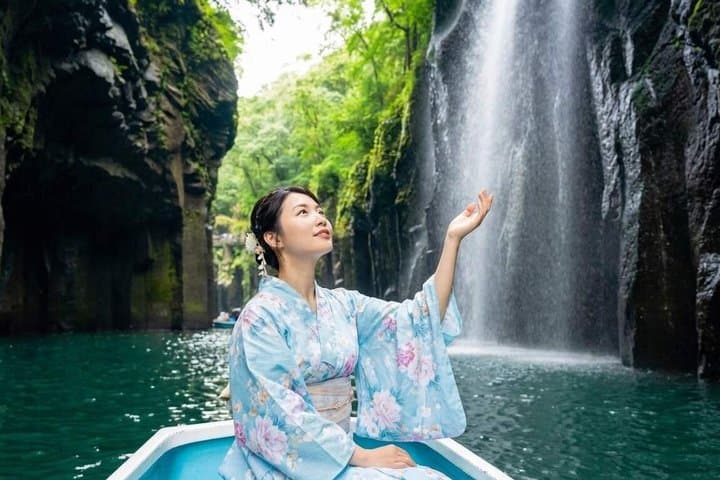 Takachiho Railway, Takachiho Gorge & Ama-no-Iwato Shrine Day Trip — photo 3
