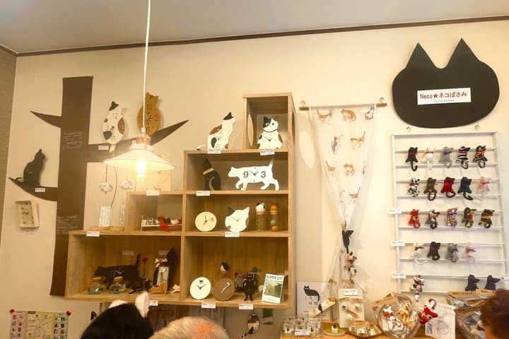 Tokyo: Gotokuji Lucky Cat Temple and Harajuku Cat Cafe Tour — photo 13