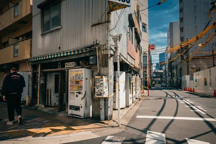 Tokyo: Vending Machine Adventure Walking Tour — photo 8