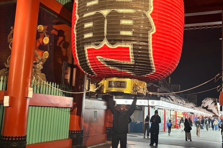 Tokyo Asakusa Night Photo Tour: Quiet Streets & Lit Temple — photo 18