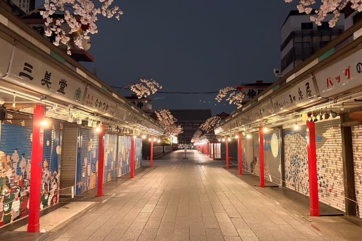 Tokyo Asakusa Night Photo Tour: Quiet Streets & Lit Temple — photo 19