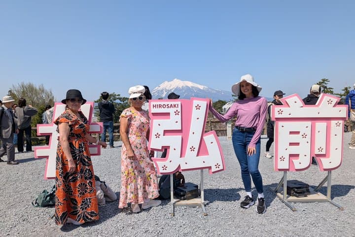 Private Cherry Blossom Tour in Hirosaki with a Local Guide — photo 13