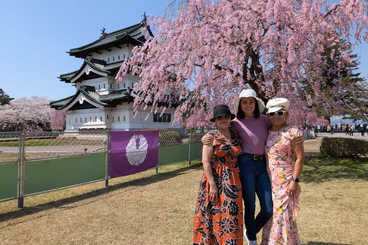 Private Cherry Blossom Tour in Hirosaki with a Local Guide — photo 6