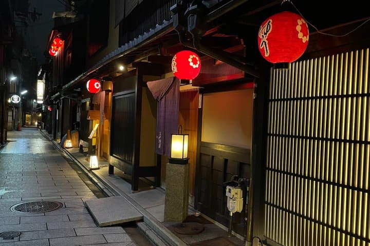 Kyoto: Meet the Geisha Maiko with Gion Walking Tour — photo 11