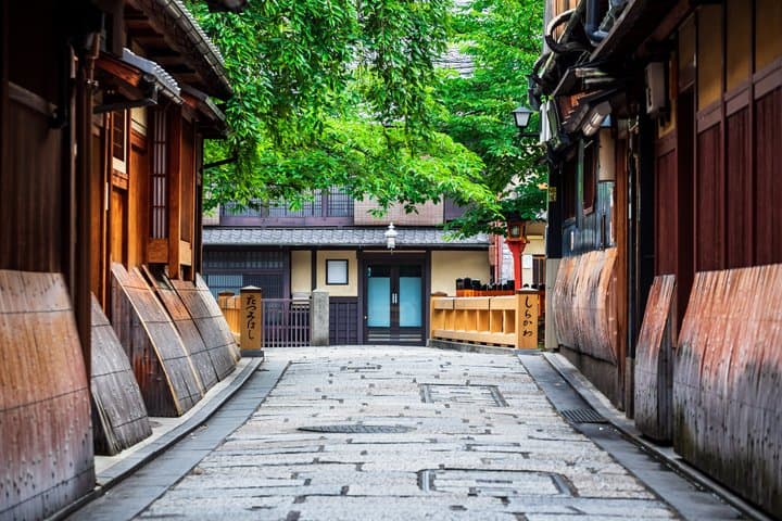 Kyoto: Meet the Geisha Maiko with Gion Walking Tour — photo 12