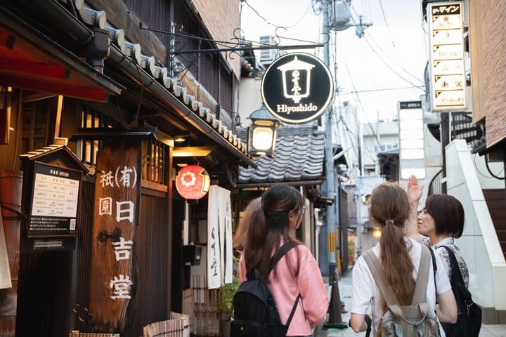 Kyoto: Meet the Geisha Maiko with Gion Walking Tour — photo 8