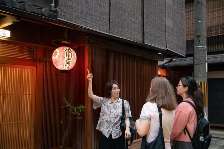 Kyoto: Meet the Geisha Maiko with Gion Walking Tour — photo 10