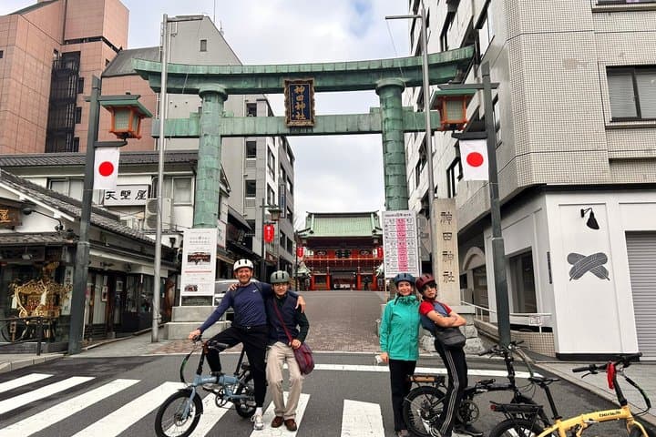 Tokyo Spring Flowering Gardens Tour with Gardener E-bike or Walk — photo 3