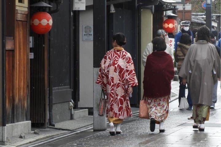 Kimono Dress in Gion Timeless Geisha District Walking Tour Kyoto — photo 10