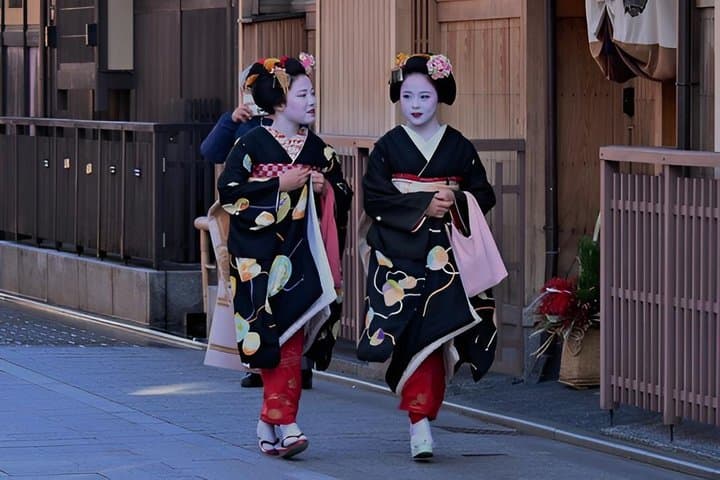 Kyoto 5-Star Geisha Night Walk: Small-Group Authentic Experience — photo 2