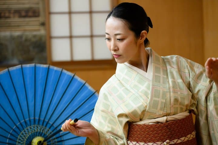 Tokyo Shibuya Geisha Meet and Dance Private Historic Stage Class — photo 3