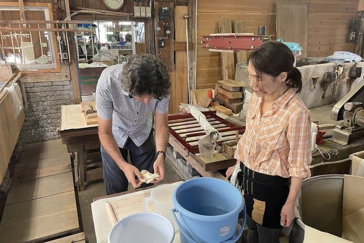 Make traditional Tosa washi paper using a recycling technique — photo 3