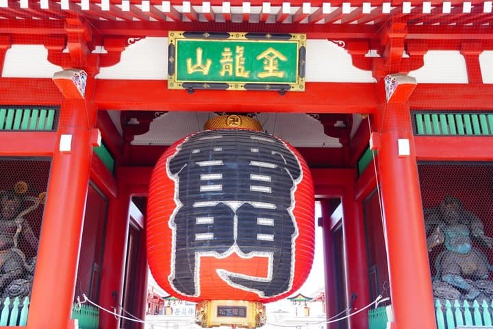 Asakusa & Senso-ji Temple: Private Street Food & Photo Tour