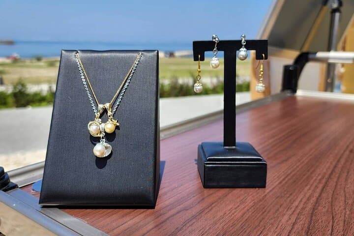 Experience Extracting Pearls From Akoya Oysters osaka