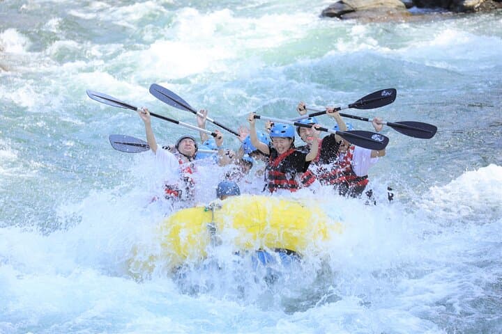 Meet at 10:00am on site - Half-day rafting tour (3 hours)