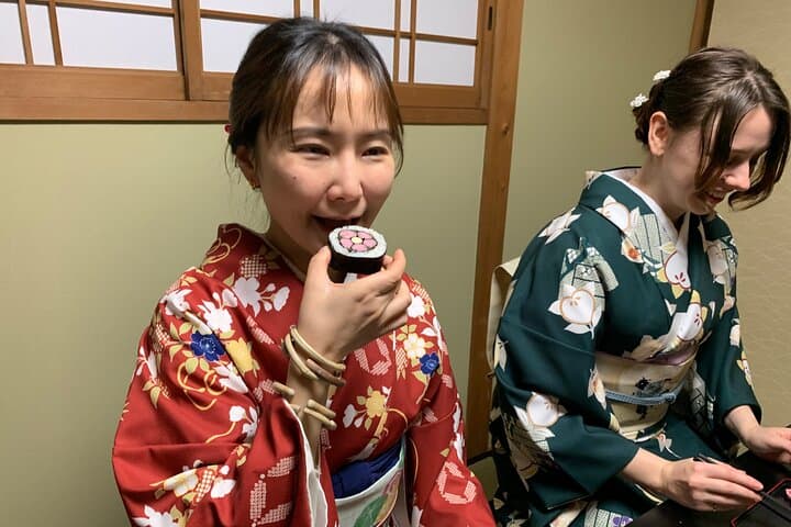 Kyoto : Art Sushi Rolls Experience in 150 Years Old Townhouse