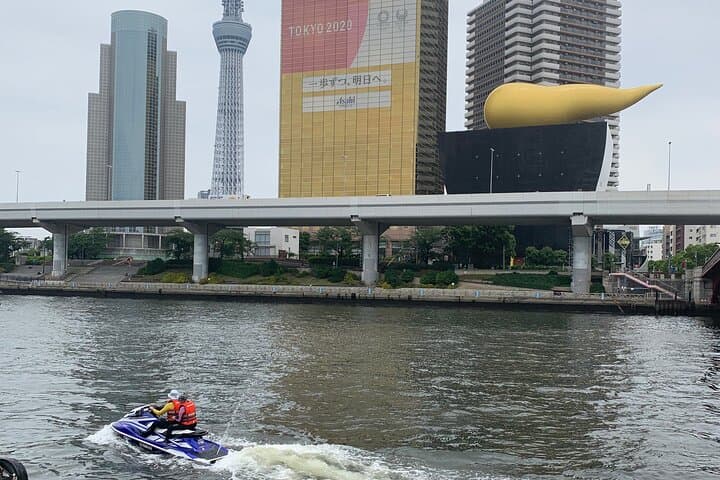 Metropolitan jungle cruise by jet skis