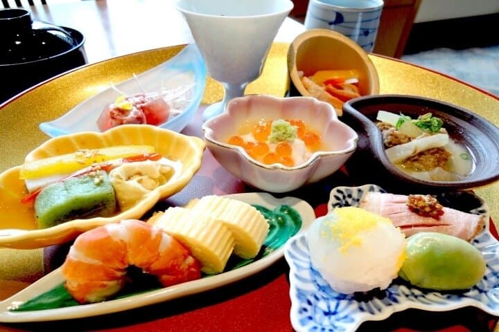 Kyoto: Guided Food Tour with 12 Dishes & 3 Drinks