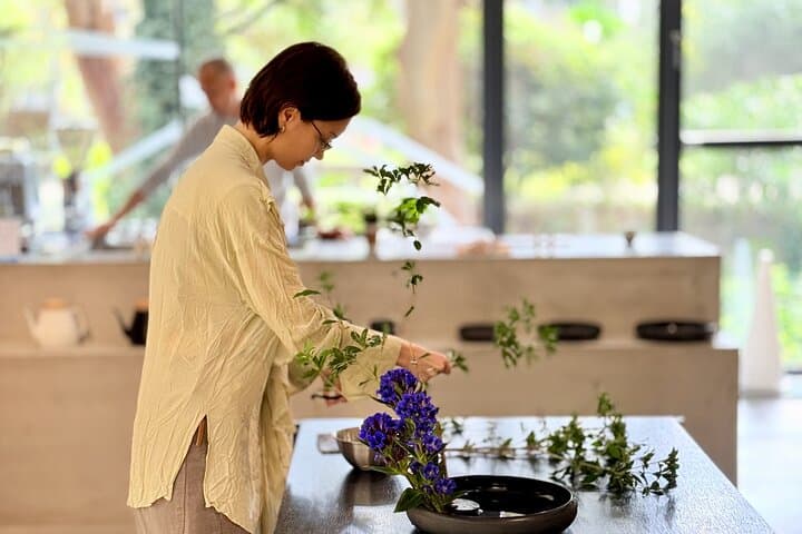 Traditional Ikebana Experience in Osaka (Small Group)