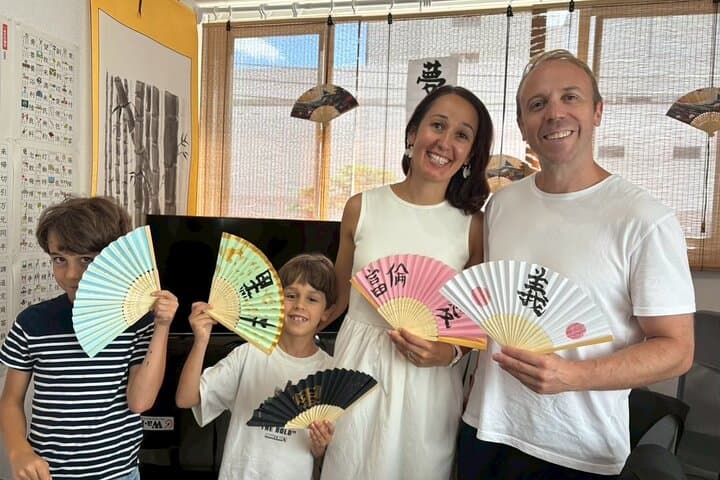 Asakusa:Japanese Calligraphy & Make your original folding fan!
