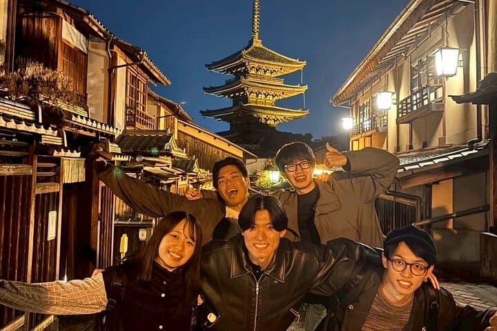 Kyoto night walk: Gion and Geisha district with local youth